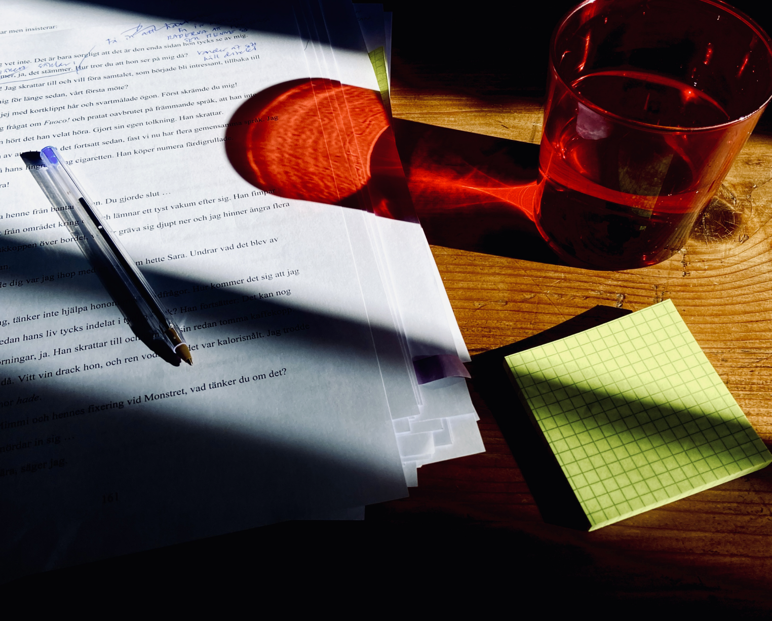 Manus på ett bord med penna och anteckningar